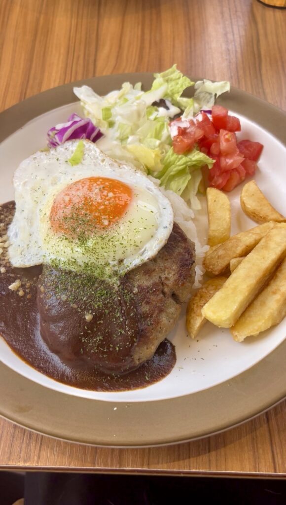 カフェのロコモコハンバーグの写真