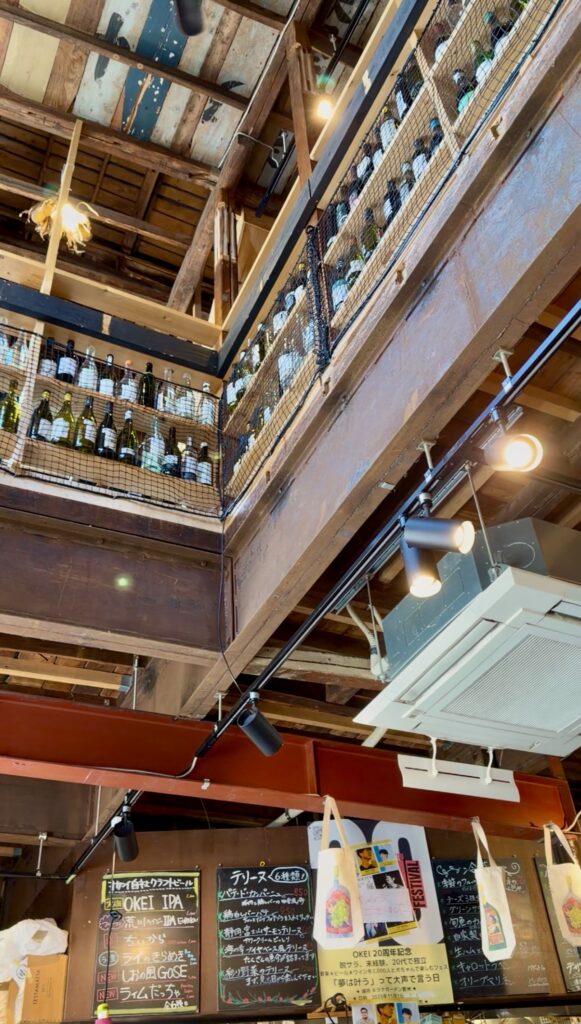 世田谷・豪徳寺の犬連れOKビストロ「atelier de terrine maison okei」の内観（2階にワインボトルが並ぶ店内）