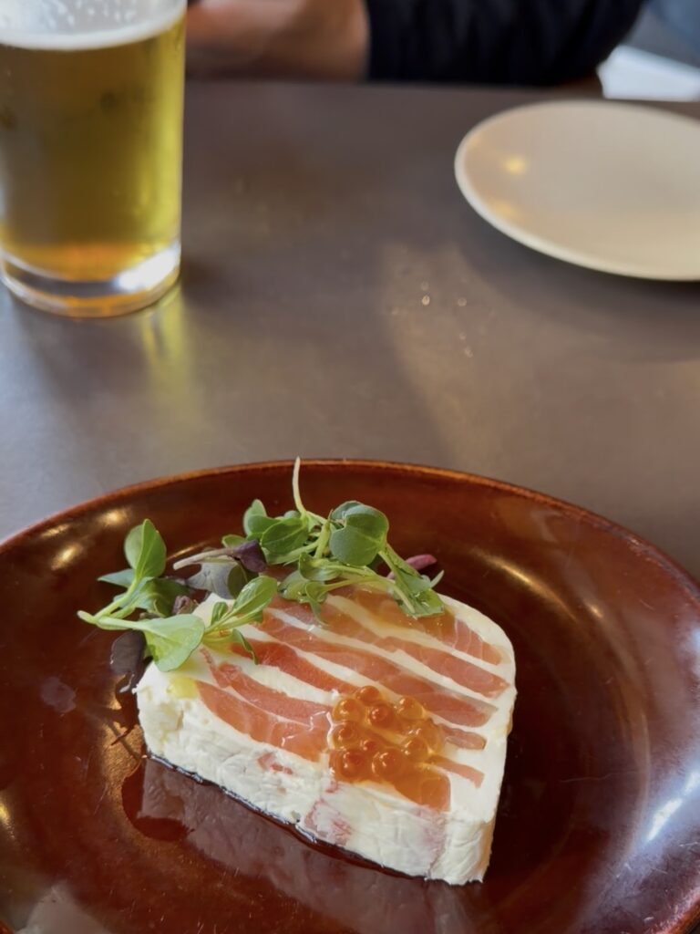 お店の人気メニューのサーモンのテリーヌ（ビストロランチ）