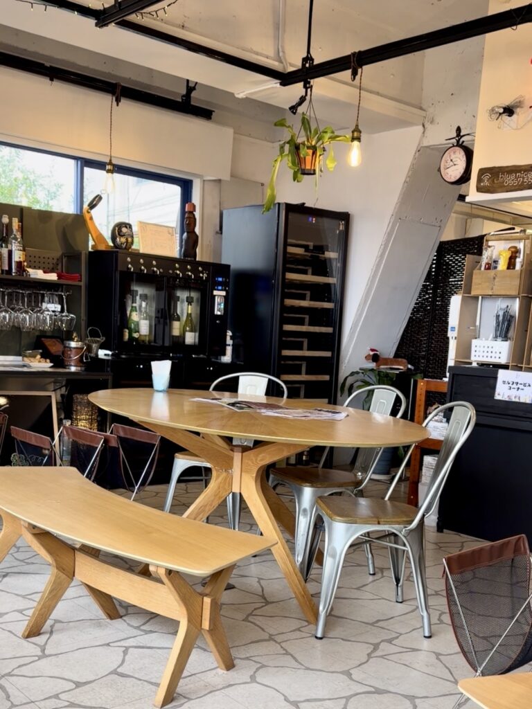 熱海の犬連れOKカフェ「ブルーナインカフェ」の内観