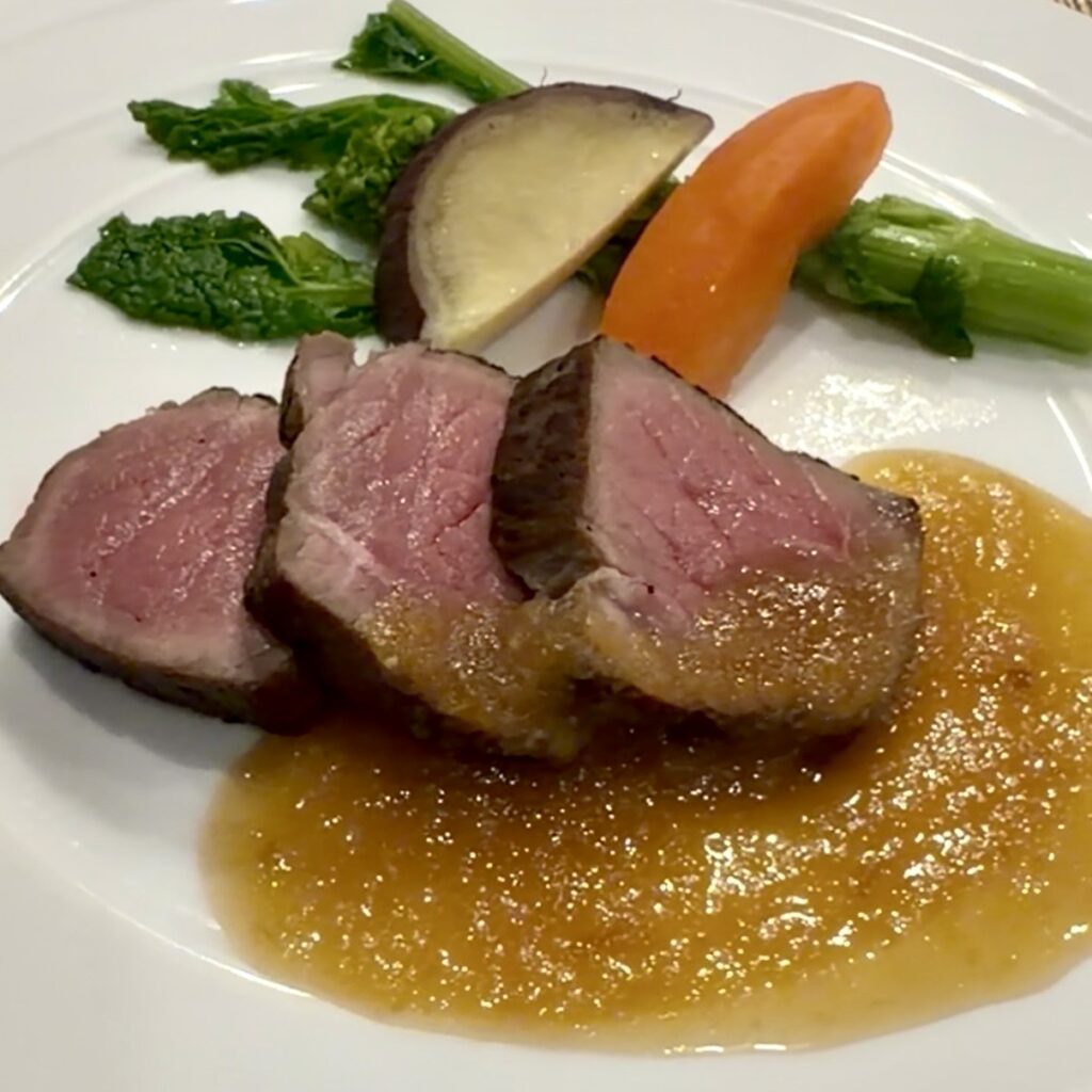 伊豆高原クオーレの夕食の写真。フレンチのコース料理の肉料理