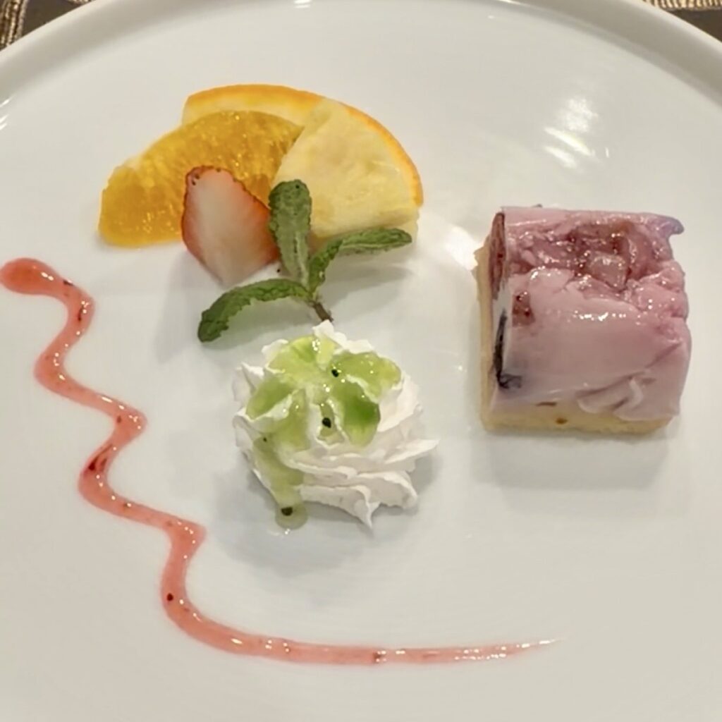 伊豆高原クオーレの夕食の写真。フレンチのコース料理のデザート