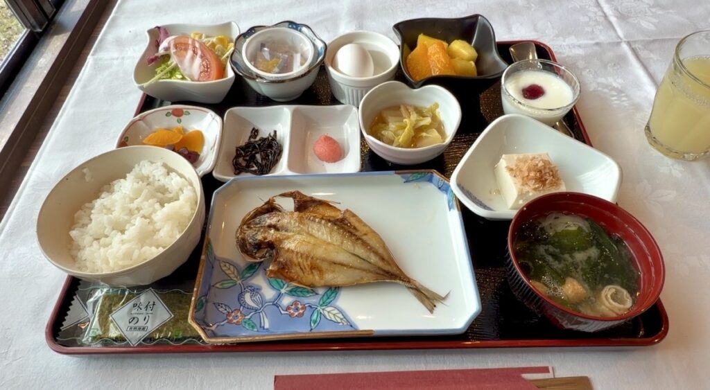 伊豆高原クオーレの朝食の写真。ひものや地元の食材