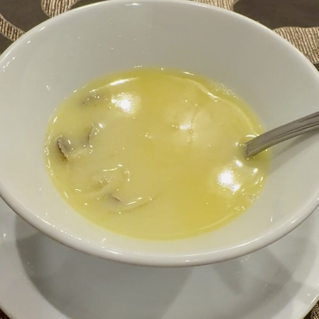 伊豆高原クオーレの夕食の写真。フレンチのコース料理のスープ